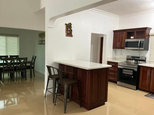 Tropical Villa at Lakeside View in Runaway Bay