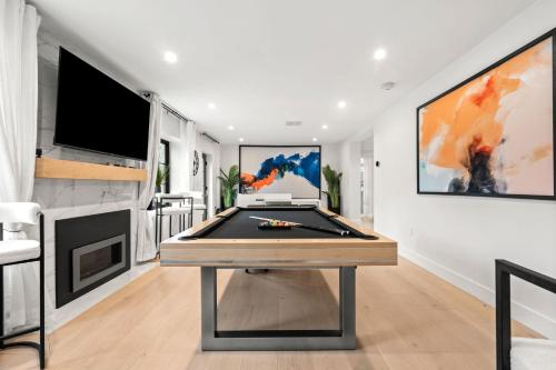 Mansion Wifi Fire Pit Sleeps 14 in Dedham, USA