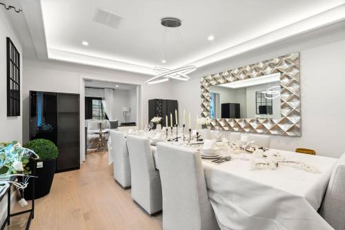 Mansion Wifi Fire Pit Sleeps 14 in Dedham, USA