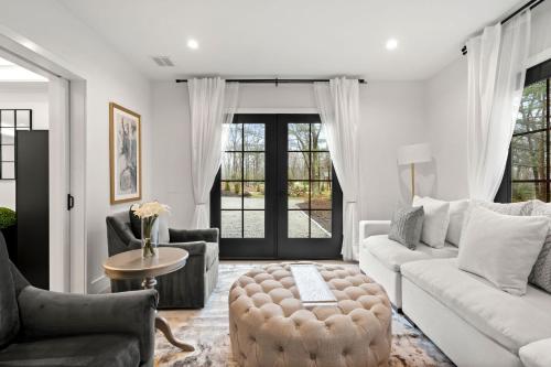 Mansion Wifi Fire Pit Sleeps 14 in Dedham, USA