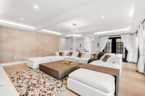 Mansion Wifi Fire Pit Sleeps 14 in Dedham, USA