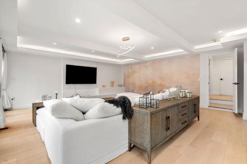 Mansion Wifi Fire Pit Sleeps 14 in Dedham, USA