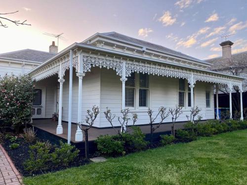 Camberwell's Lyrical Vintage Abode