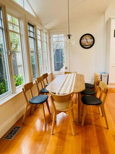 Camberwell's Lyrical Vintage Abode