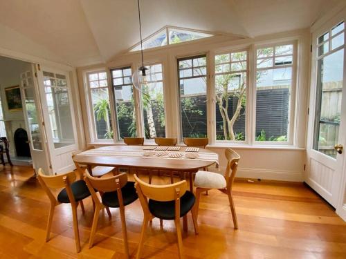 المرافق, Camberwell's Lyrical Vintage Abode in Camberwell