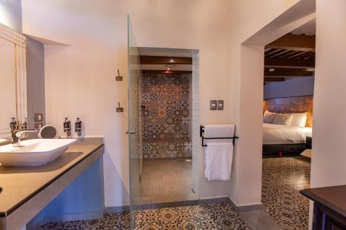 Superior King Room image 3