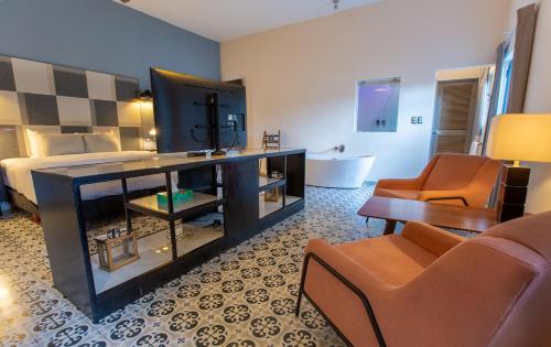 Junior Suite with Balcony image 5