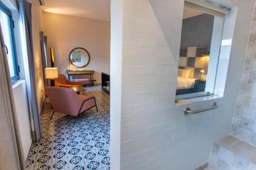 Junior Suite with Balcony image 4
