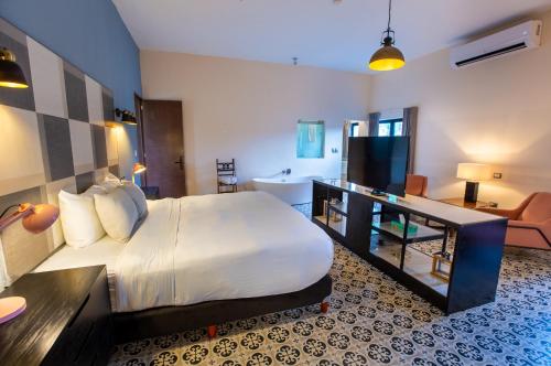 Junior Suite with Balcony image 2