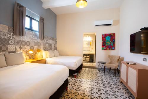 Deluxe Queen Room with Two Queen Beds image 5