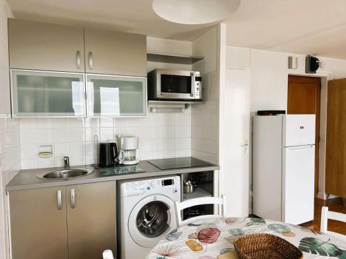 La Forêt-Fouesnant, appartement rénové pour 2, accès direct plage - FR-1-481-163 (La Foret-Fouesnant, appartement renove pour 2, acces direct plage - FR-1-481-163) in La Foret-Fouesnant