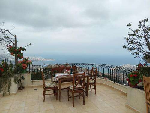 陽台/露台, Arcadia Guesthouses - Ghazir, Lebanon in 加濟爾