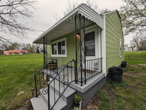 Sleek and Central Small Home Close to everything