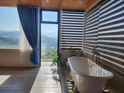 Bathroom, Khu Nghi Duong View Trieu May in Me Linh