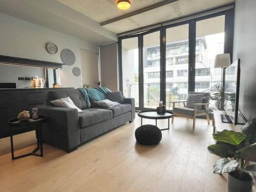 Foreshore apt -sleeps 4 -free parking -WI-FI in كنجستون