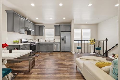 Welcome Townhome-Prime Location Orange County SoCal in Midway City, USA