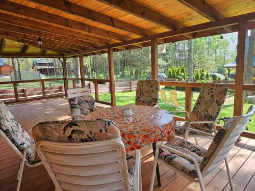Balkons/terase, Ferienhaus "BASTEK1" am See mit Kamin & JACUZZI - Domek Letniskowy BASTEK in Krživonoga