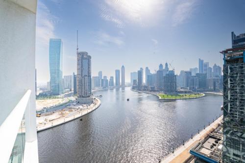 Escape24 Stylish 2BR Apartment at Damac Maison Privé, Business Bay with Canal View, Dubái