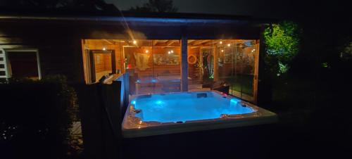 Ecolodge prive sauna, prachtige tuin, jacuzzi en warm zwembad