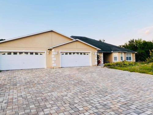 Peaceful 5-bedroom house with pool! in Orlando, USA