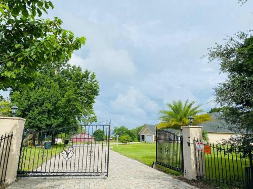 Peaceful 5-bedroom house with pool! in Orlando, USA