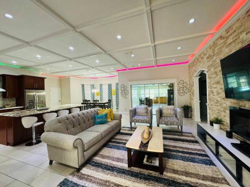 Peaceful 5-bedroom house with pool! in Orlando, USA