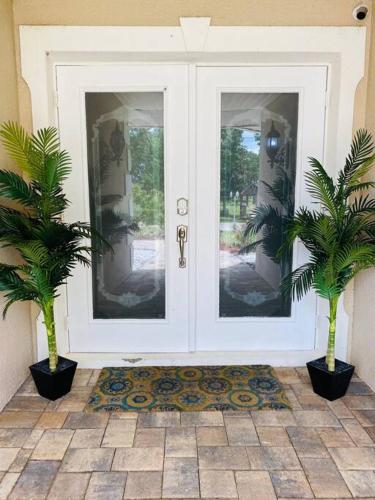 Peaceful 5-bedroom house with pool! in Orlando, USA
