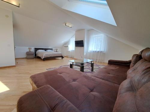 Studio Apartment image 10