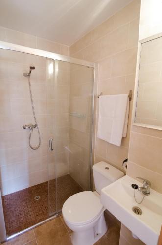 Embat - alberg juvenil Set in a prime location of Majorca, Embat Hostel puts everything the city has to offer just outside your doorstep. The property features a wide range of facilities to make your stay a pleasant experie