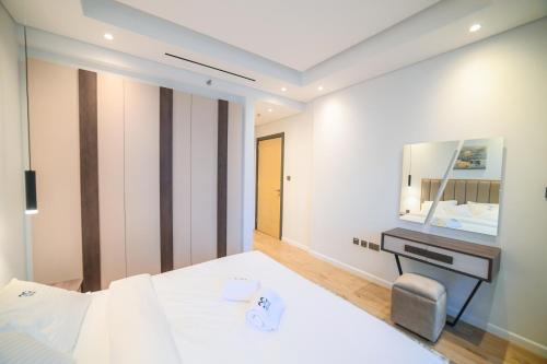 Luxurious New 1BR Apt Prime Jumeirah Garden City, Dubai (photo 3)