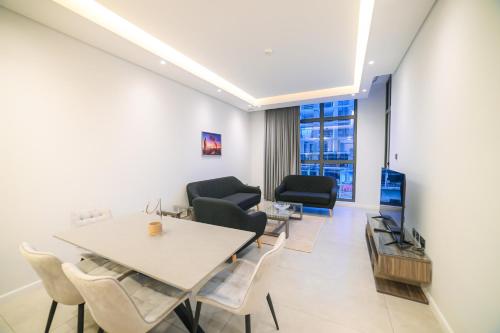 Luxurious New 1BR Apt Prime Jumeirah Garden City, Dubai (photo 5)