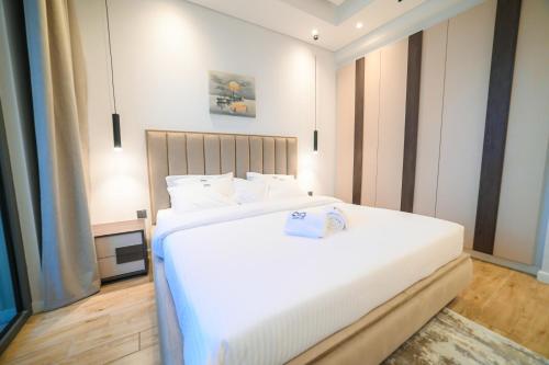Luxurious New 1BR Apt Prime Jumeirah Garden City, Dubai (photo 9)