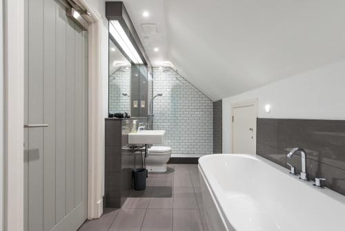 Cool urban apartment with stunning Castle views, Edynburg (zdjęcie 2)