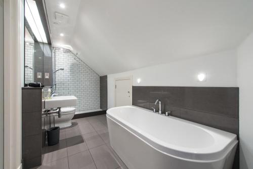 Cool urban apartment with stunning Castle views, Edynburg (zdjęcie 7)