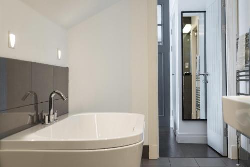 Cool urban apartment with stunning Castle views, Edynburg (zdjęcie 10)
