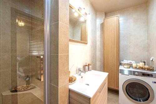 Stunning and spacious apt in Athens - image 9