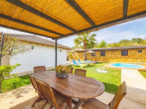 2 bedrooms, 6 beds