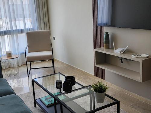 The 51 Hermitage by IB Signature - Elegant 1BR, Peaceful - 24 x7 Security - Self check-in - Parking - City View with terrace - Walk to Cafes! City Centre & Tram, Casablanca (fotografie 10)