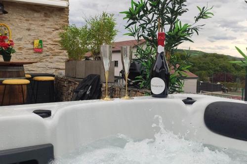 Jacuzzi au Lemon Tree et charme des pierres dorées (Jacuzzi au Lemon Tree et charme des pierres dorees) in Panossas