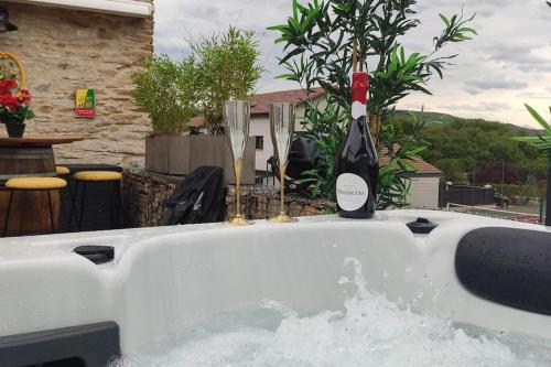 Jacuzzi au Lemon Tree et charme des pierres dorées