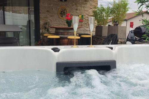 Jacuzzi au Lemon Tree et charme des pierres dorées