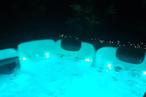 Gyógyfürdő, Jacuzzi au Lemon Tree et charme des pierres dorées (Jacuzzi au Lemon Tree et charme des pierres dorees) in Panossas