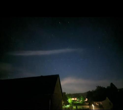 Nürburgring 2 Zimmer mit Küche und Bad (Nurburgring 2 Zimmer mit Kuche und Bad) in 凱爾貝格鎮中心