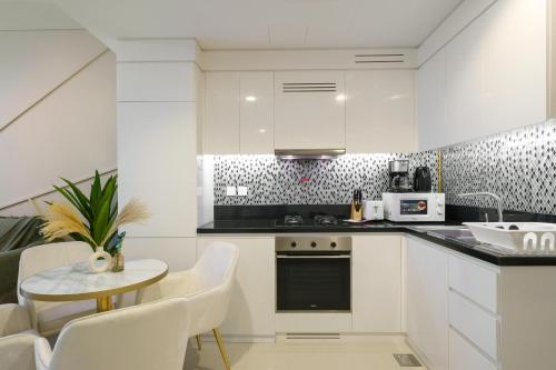 Chic 1-bedroom With Pool Views Aykon City, Dubai (foto 9)