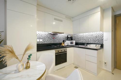 Chic 1-bedroom With Pool Views Aykon City, Dubai (foto 10)