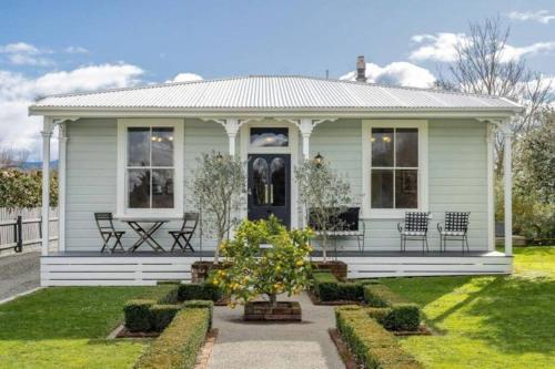 Historic Charm in Greytown - Cosy Kowhai Cottage