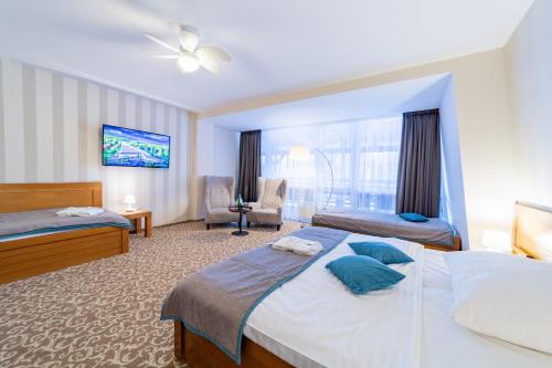 1 queen bed, 2 twin beds