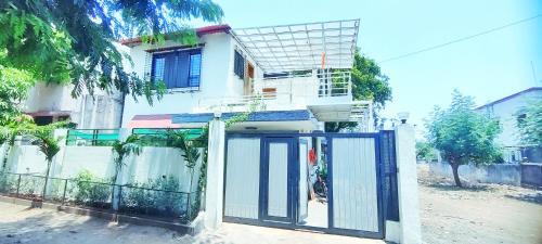 5 bedrooms, 6 beds