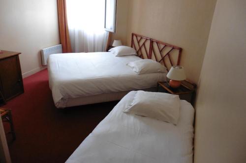 1 double bed, 1 twin bed