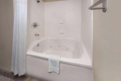 Super 8 by Wyndham Copley Akron - image 2